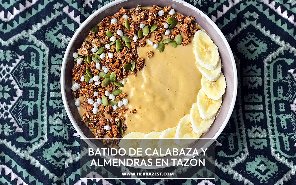 Batido de calabaza y almendras en tazón