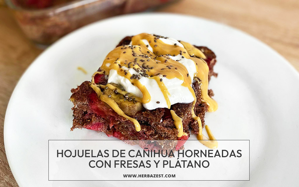 Hojuelas de cañihua horneadas con fresas y plátano