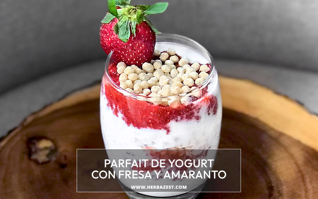 Parfait de yogurt con fresa y amaranto