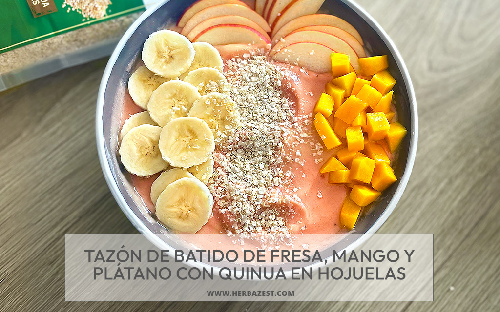 Tazón de batido de fresa, mango y plátano con quinua en hojuelas