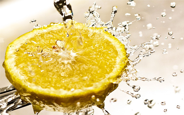 New Study: Lemon Juice Enhances Properties of Berries